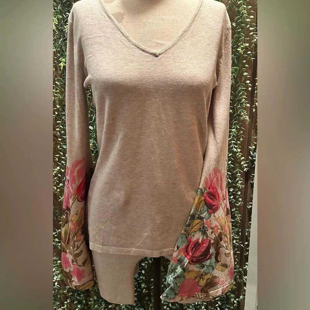 Floral Sleeve V-Neck Knit Top